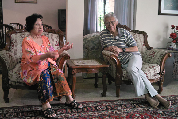 Uncle Razak and Shahril visits Mak at Home
